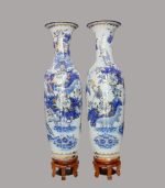 Lộc bình Liên Hoa men lam đặt phòng khách – phối đế gỗ hương