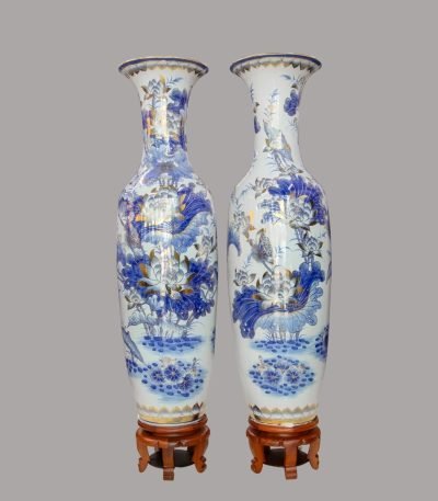 Lộc bình Liên Hoa men lam đặt phòng khách – phối đế gỗ hương