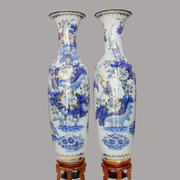 Lộc bình Liên Hoa men lam đặt phòng khách – phối đế gỗ hương