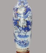 Lộc bình Liên Hoa men lam đặt phòng khách – phối đế gỗ hương