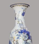 Lộc bình Liên Hoa men lam đặt phòng khách – phối đế gỗ hương