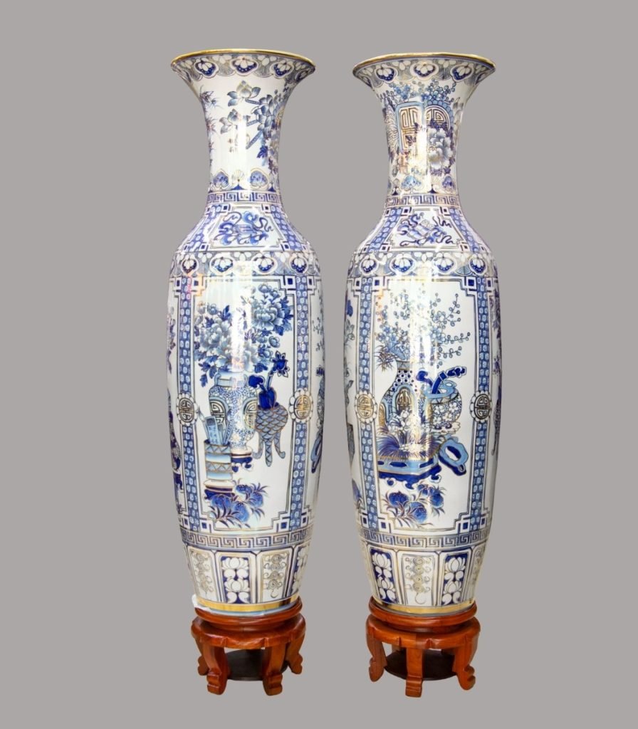 Lộc bình Tứ Cảnh Cổ Đồ men lam đặt phòng khách – phối đế gỗ hương