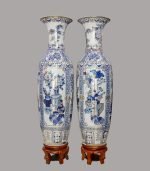 Lộc bình Tứ Cảnh Cổ Đồ men lam đặt phòng khách – phối đế gỗ hương