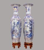 Lộc bình Tứ Cảnh men lam đặt phòng khách – phối đế gỗ hương