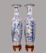 Lộc bình Tứ Cảnh men lam đặt phòng khách – phối đế gỗ hương