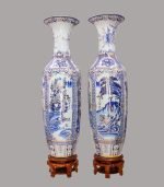 Lộc bình Tứ Cảnh men lam đặt phòng khách – phối đế gỗ hương