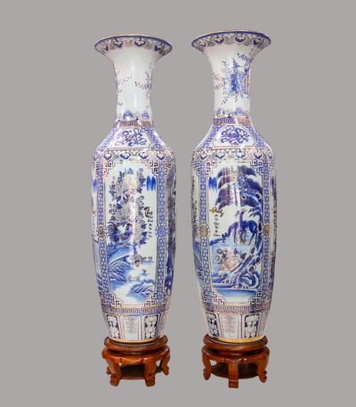 Lộc bình Tứ Cảnh men lam đặt phòng khách – phối đế gỗ hương