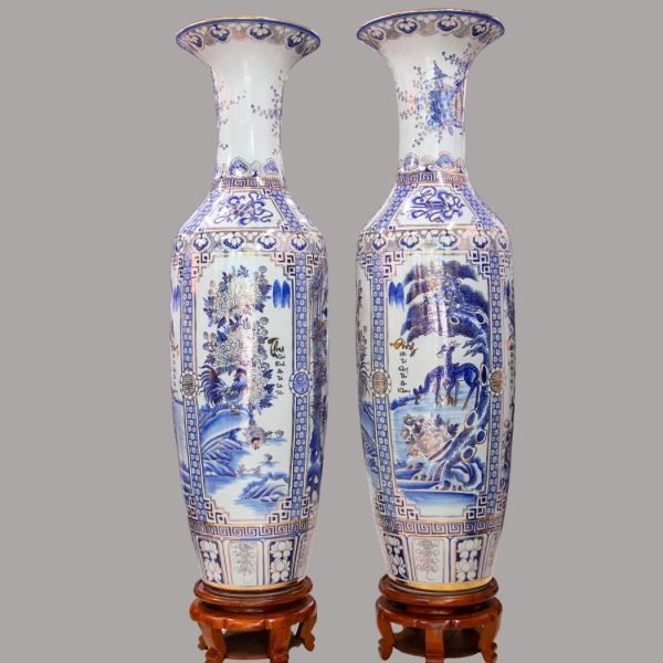 Lộc bình Tứ Cảnh men lam đặt phòng khách – phối đế gỗ hương