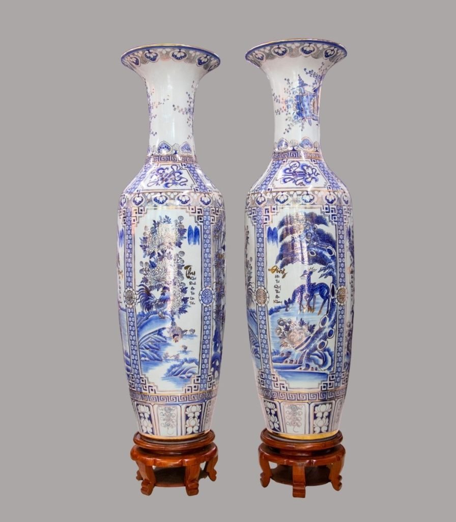 Lộc bình Tứ Cảnh men lam đặt phòng khách – phối đế gỗ hương