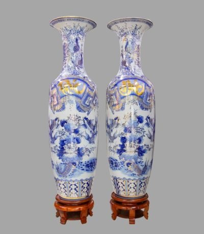 Lộc bình Liên Ngư men lam đặt phòng khách – phối đế gỗ hương