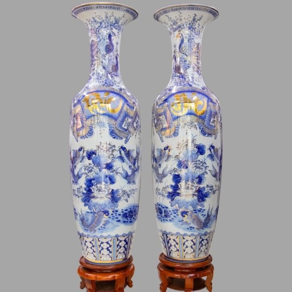 Lộc bình Liên Ngư men lam đặt phòng khách – phối đế gỗ hương