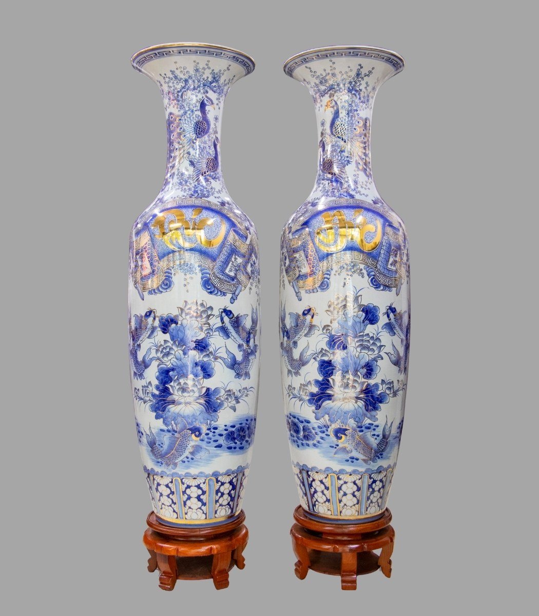 loc-binh-lien-ngu-men-lam-trong-phong-tho.jpg Lộc bình Liên Ngư men lam đặt phòng khách – phối đế gỗ hương