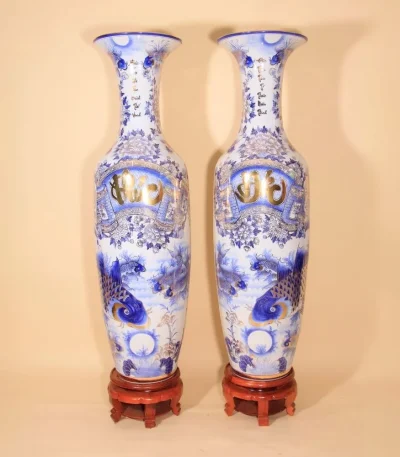 Lộc bình men lam vẽ vàng Phúc Đức – Lý Ngư Vọng Nguyệt