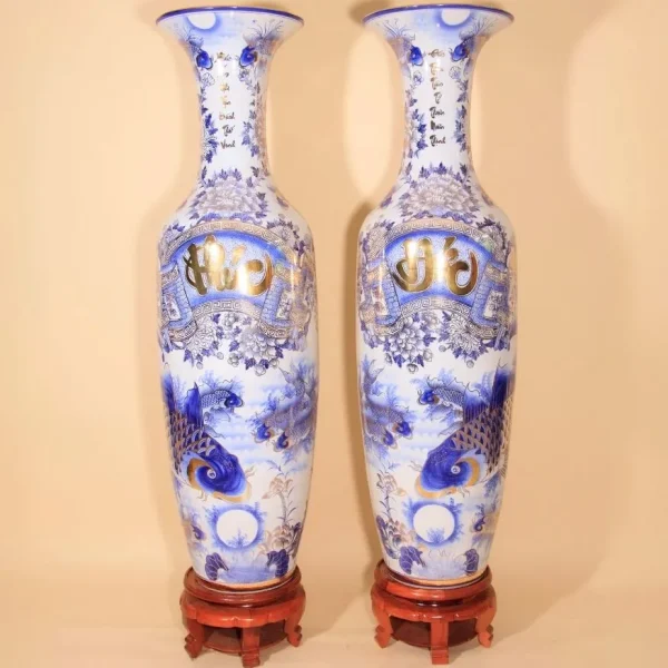 Lộc bình men lam vẽ vàng Phúc Đức – Lý Ngư Vọng Nguyệt