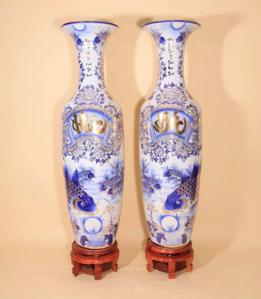 Lộc bình men lam vẽ vàng Phúc Đức – Lý Ngư Vọng Nguyệt